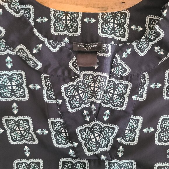 Ann Taylor blue pattern blouse- XSP - Picture 2 of 4